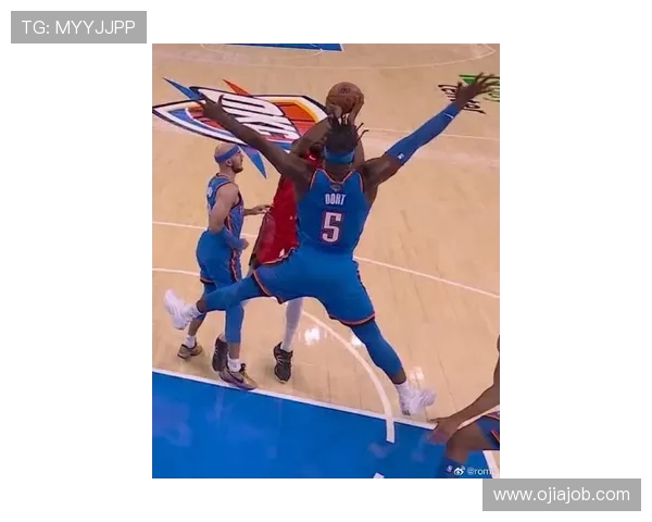 杜兰特高举高打后仰抛投精准入篮展示极致个人技巧